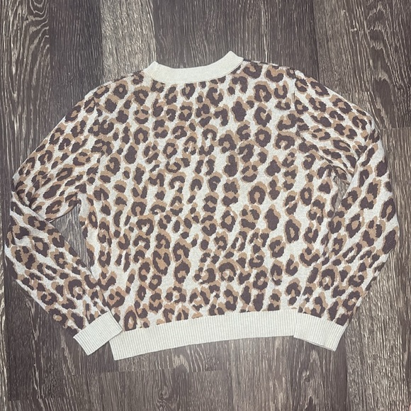 Woman’s leopard print sweater size small - Picture 2 of 4